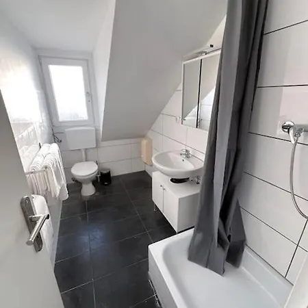Zentrale Wohnung Fuer 4 Mit Bett Und Schlafcouch Essen Exterior photo